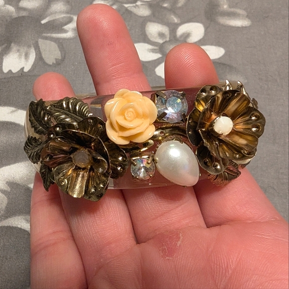 🌟 3/$20🌟 Clear Resin Bangle Bracelet - Picture 2 of 3